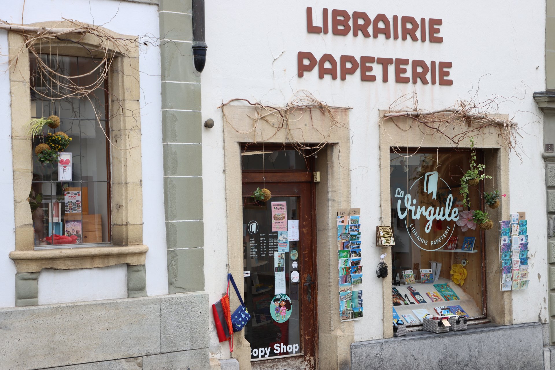Devanture de La Virgule, librairie-papeterie à Estavayer-le-Lac