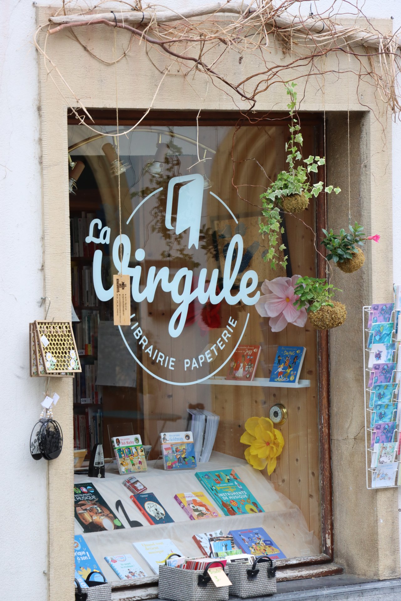 Vitrine de La Virgule dans la vieille ville d'Estavayer-le-Lac